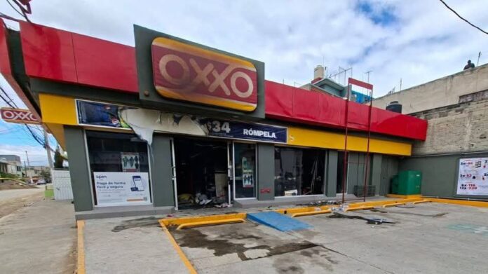 Incendian dos tiendas Oxxo en Los Reyes La Paz, Edomex