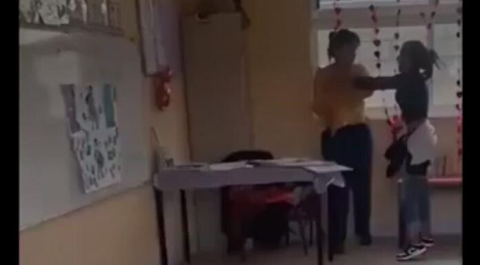 Madre agrede a maestra de kínder acusada de golpear y amarrar a menores en Hidalgo. Todo el caso quedó grabado.