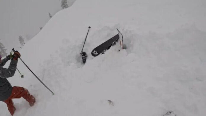 Esquiador queda sepultado bajo la nieve en California, Estados Unidos