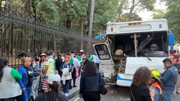 Deja 15 heridos choque de autobús de peregrinos en avenida Constituyentes de CDMX