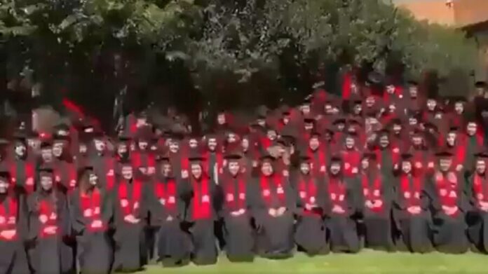 Video: Colapsa estructura durante foto de graduación de la Ibero Santa Fe en CDMX; hay al menos 23 lesionados