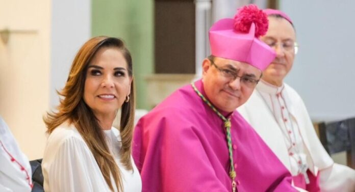 Asiste gobernadora Mara Lezama a toma de posesión de Salvador González como obispo de la Diócesis Cancún-Chetumal.