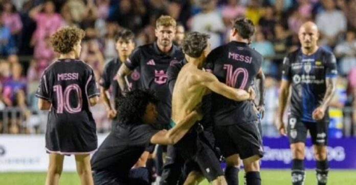 Fan invade una cancha en Puerto Rico y derriba a Lionel Messi. Por fortuna el incidente no pasó a mayores.