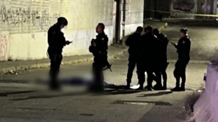 Abaten a dos sujetos mientras robaban una tienda de conveniencia en Zapopan, Jalisco