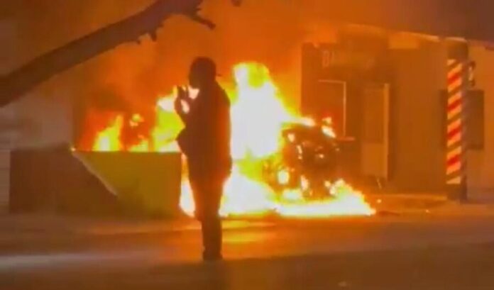 Se incendia otro auto en Cancún; esta vez dentro de una vulcanizadora en la 228. Ya van varios incidentes en la semana.