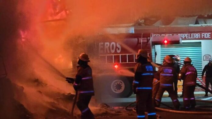 Video: Incendio consume bodega de reciclaje PET en Valle de Chalco, Edomex