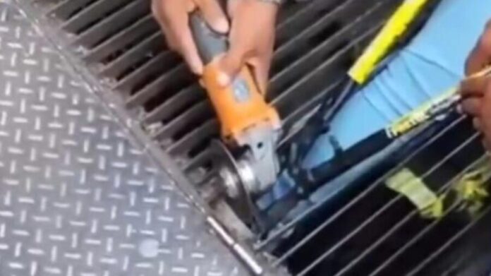 Video: Mujer queda con una pierna atorada en rejilla metálica en el Centro Histórico de la CDMX