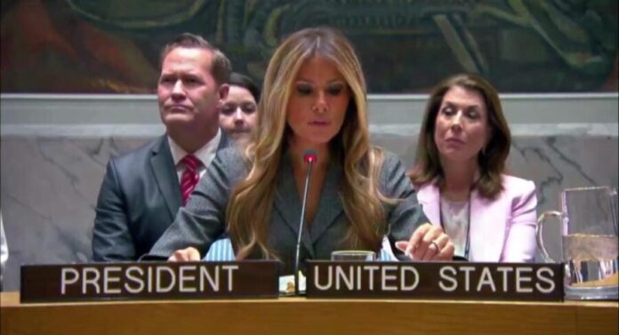 Critican a la ONU por permitir que Melania Trump presida reunión de paz tras ataque de Estados Unidos a Irán.