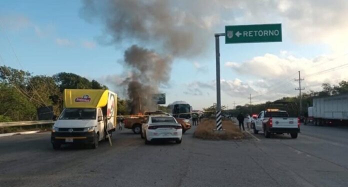 Muere una persona calcinada y hay 14 lesionadas tras choque de autobús Del Valle en tramo Tulum - Playa del Carmen.