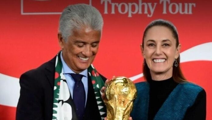 La presidenta Claudia Sheinbaum y Bebeto presentaron el trofeo del Mundial 2026 en la mañanera del pueblo de este martes.