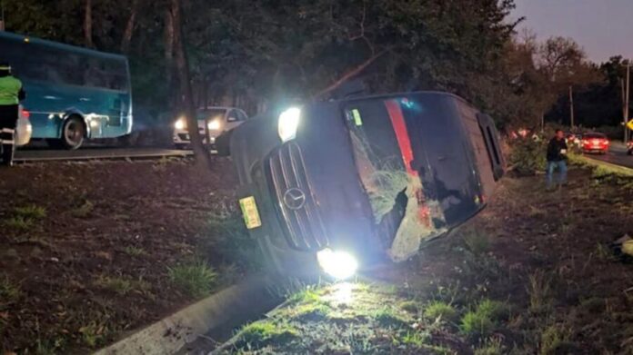 Conductor se queda dormido y cae a un camellón en Zapopan, Jalisco