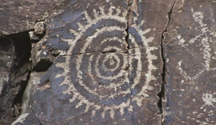 Halla INAH aldea anterior al Cerro de Trincheras y sitios con pregrabados en Sonora. Se trata de un importante descubrimiento.