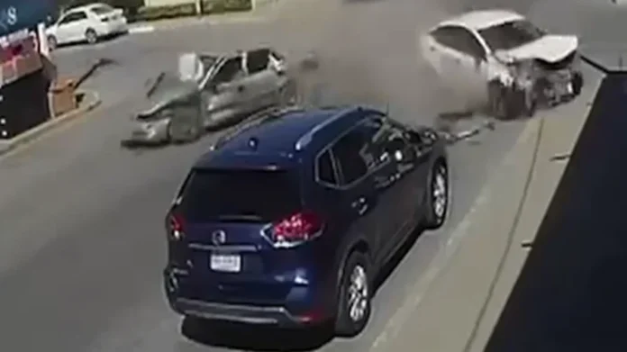 Auto termina dentro de restaurante tras choque en Guasave, Sinaloa