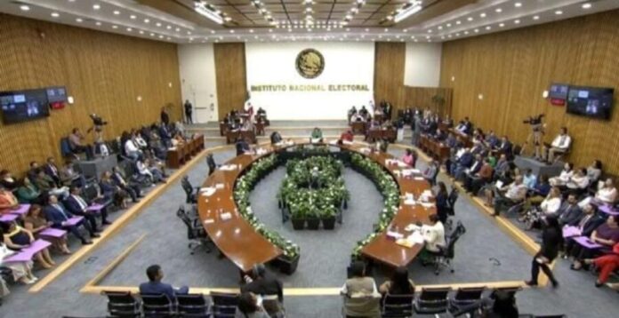 Reforma electoral de Claudia Sheinbaum propone que candidatos y partidos reporten ingresos y egresos a diario.