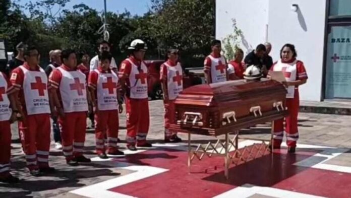 Despiden con honores a la paramédica que falleció calcinada en accidente en tramo Tulum - Playa del Carmen.