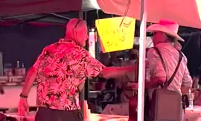 Un turista originario de Estados Unidos intenta callar a músico en Tepic, Nayarit: le recuerdan que está en México.