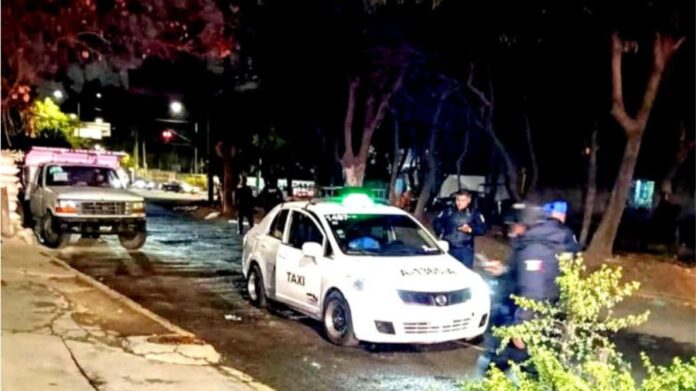 Policías de la CDMX hallan auto con dos cuerpos y lo empujan hacia el municipio de Naucalpan, Edomex