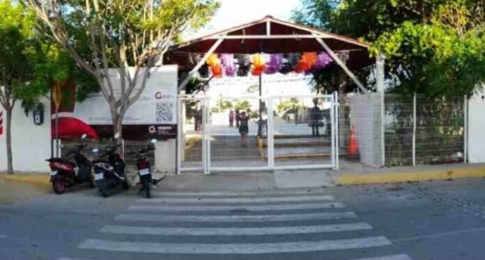 Investigan caso de estudiante que habría intentado lanzarse de segundo piso en secundaria de Playa del Carmen.