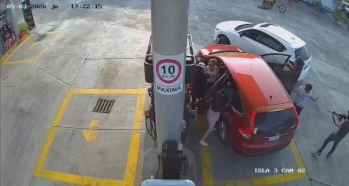 Sujetos armados despojan a familia de su camioneta en gasolinera de Tihuatlán, Veracruz. Nadie está seguro.