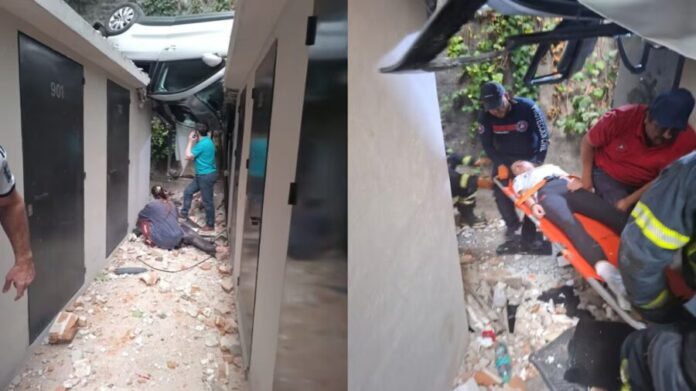 Deja tres heridos caída de auto desde un sexto piso en Cuajimalpa, Cdmx
