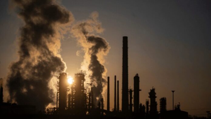 Barril de petróleo supera los 100 dólares ante conflicto en Irán