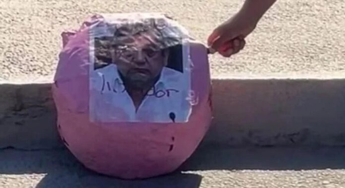 Mujeres quemaron la figura del senador de Morena Félix Salgado Macedonio durante la marcha del 8M en Guerrero.