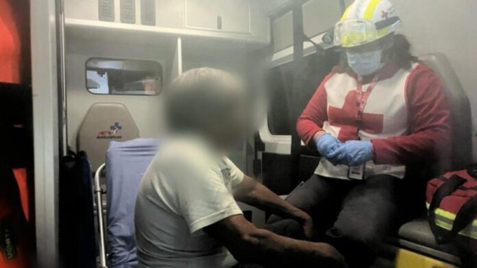 Cae adulto mayor de su camioneta en movimiento tras abrirse la puerta en Saltillo, Coahuila