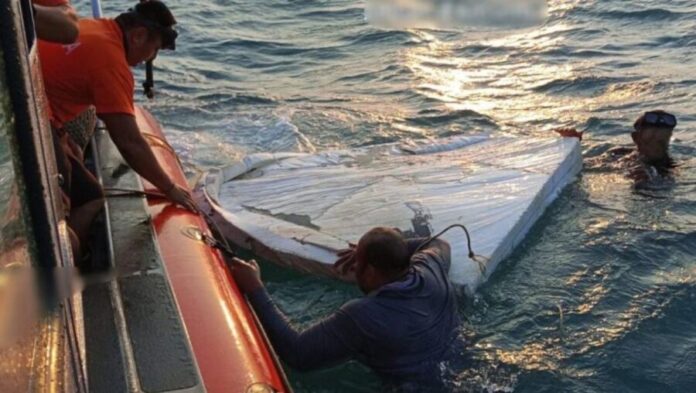 Rescatan a cuatro pescadores atrapados en alta mar en Oaxaca