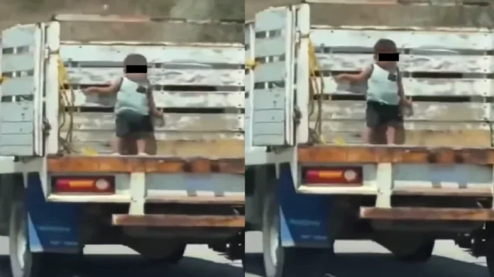 Niño se sube a la batea de camioneta sin que su padre lo supiera en Puerto Escondido, Oaxaca