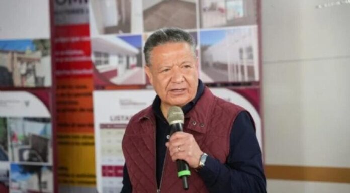 Gobernador de Hidalgo cancela un evento luego de que colocaran narcomantas en la zona que visitaría este jueves.