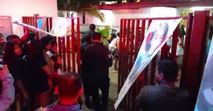 Detienen a director y maestro tras intoxicación con droga de cuatro alumnas en secundaria de Playa del Carmen.