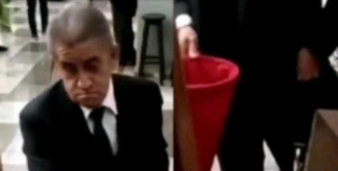 Captan a colaborador de la Catedral de Tehuacán, Puebla robando las limosnas. Las imágenes han indignado a los feligreses.