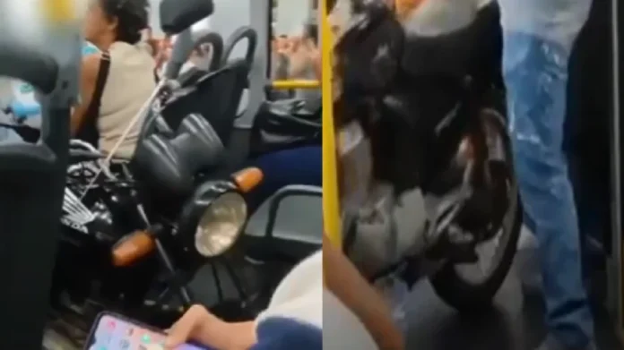 Hombre sube con su moto a un autobús en Brasil