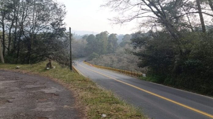 Hallan cadáver en descomposición bajo un puente en Huauchinango, Puebla