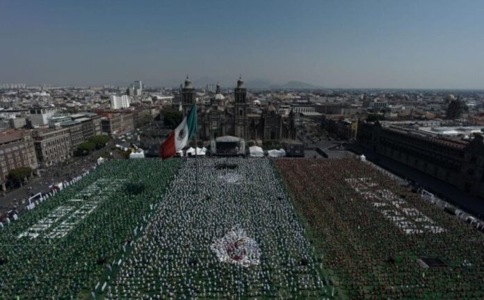 Rumbo al Mundial 2026, Cdmx rompe récord Guinness de Clase Masiva de Futbol con más nueve mil 500 personas.