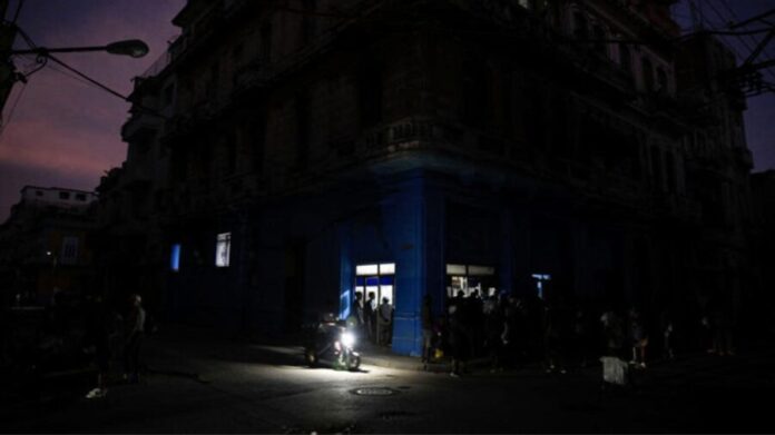 Colapsa el sistema eléctrico de Cuba y deja a toda la isla sin luz