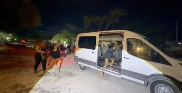 Rescatan a tres mujeres víctimas de trata luego de cateo a bar clandestino de Cancún. El lugar se ubicaba en la 234.