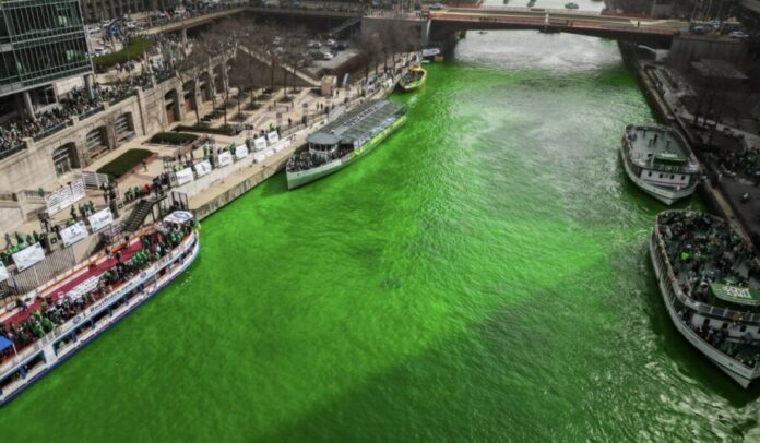Por celebración del Día de San Patricio tiñen de verde el río en Chicago, Estados Unidos