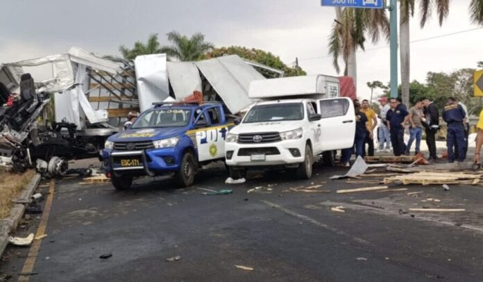 Video Tráiler invade carril y provoca fatal accidente con tres muertos en Escuintla, Guatemala