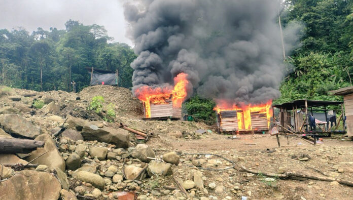 Colombia acusa a Ecuador de bombardeos que dejan 27 cuerpos calcinados en la frontera