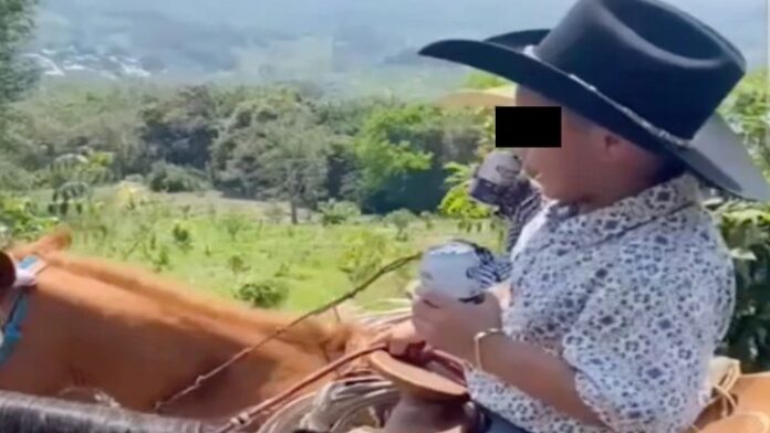 Video: Exhiben a niños bebiendo cerveza en cabalgata de la Feria de Acateno, Puebla
