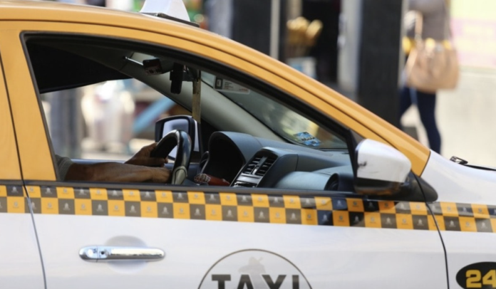 Video Taxista intenta cobrar cuatro mil pesos a pasajero por devolver iPhone olvidado en Monterrey, Nuevo León