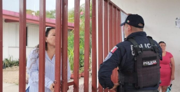 Exigen la destitución del director de la secundaria donde menores se intoxicaron con droga en Playa del Carmen.