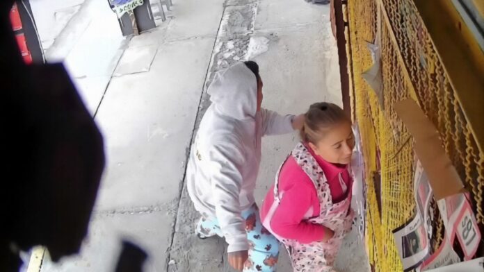 Video: Sujeto roba los aretes de una adulta mayor en Chimalhuacán, Edomex