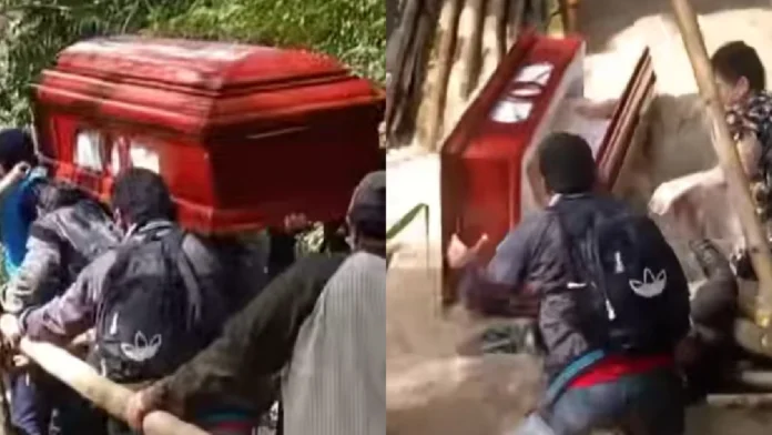 Ataúd cae a una quebrada tras colapso de puente en Perú