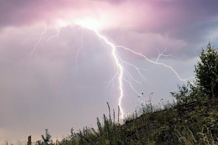 Mueren tres integrantes de una familia por caída de un rayo en Ozolotepec, Oaxaca