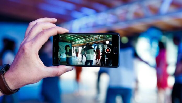 Detienen a maestro que grababa debajo de la falda a sus alumnas en colegio de Cdmx. Deberá responder por sus actos.