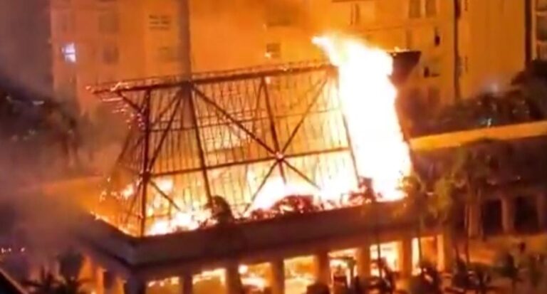 Se incendian las oficinas de Grupo Xcaret en Cancún. Más allá del susto no se reportaron personas lesionadas.