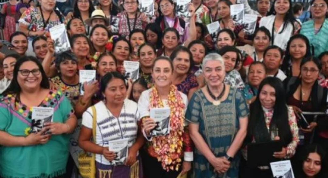 Reconoce Claudia Sheinbaum a indígenas por traducir cartilla de derechos de las mujeres a 67 lenguas