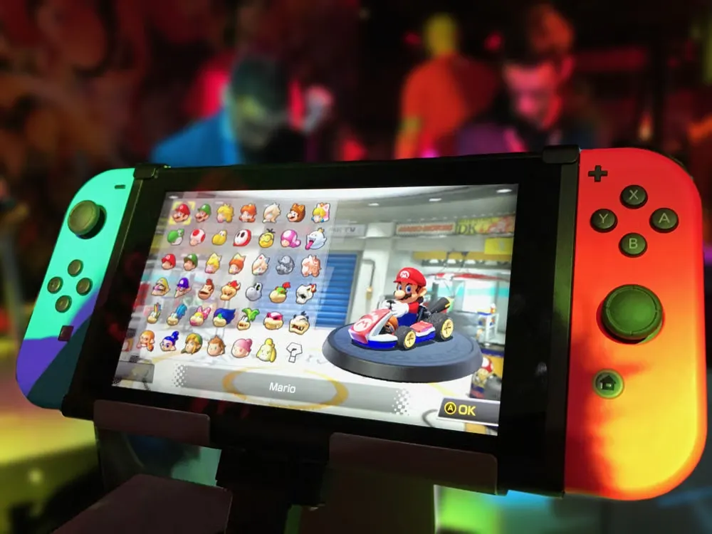Consola Nintendo Switch mostrando la pantalla de selección de personaje de Mario Kart